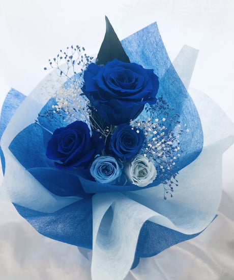 プリザーブドフラワー/大輪ブルーローズとミニ薔薇とかすみ草のふんわり花束（花束ラッピング）
