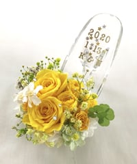 【プリザーブドフラワー／ガラスの靴シリーズ】陽気な黄色の花園で見つけた幸運の四葉のクローバー