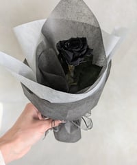【プリザーブドフラワー／黒い薔薇の一輪花束ラッピング】  黒薔薇の魔法発動中