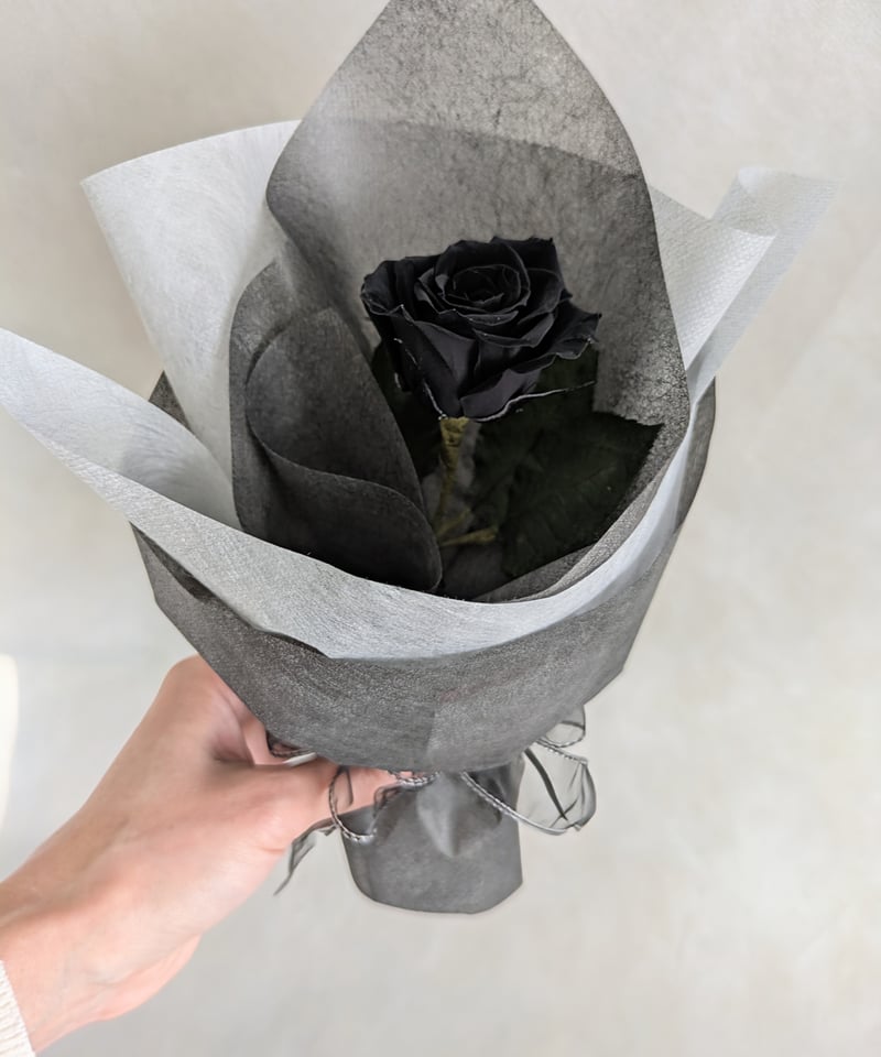 プリザーブドフラワー／黒い薔薇の一輪花束ラッピング】 黒薔薇の魔法