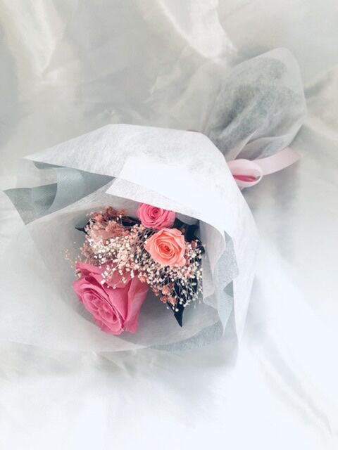 ピンクローズとミニ薔薇とかすみ草のふんわり花束（プリザーブド