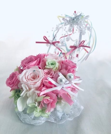【プリザーブドフラワー／ガラスの靴リングピロー】優しいピンクの薔薇とリボンやビーズをガラスの靴にいっぱい飾って
