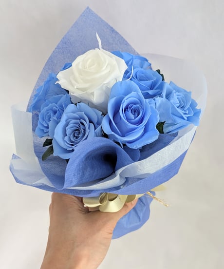 プリザーブドフラワ／空色に染まったブルーローズと白い薔薇の10輪花束／コンパクトサイズ