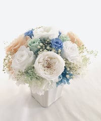 プリザーブドフラワー／ふんわりと明るく優しい薔薇たちの白い陶器