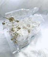 【プリザーブドフラワー／グランドピアノシリーズ】清楚な白い薔薇に純粋な想いを込めて