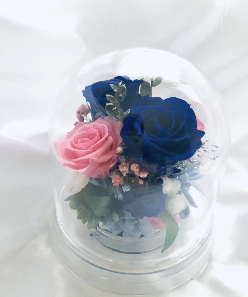 プリザーブドフラワー／ドームの中に咲く青とピンクの薔薇と小花の