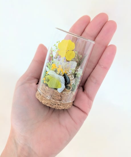 プリザーブドフラワー／黄色のハート四つ葉のクローバーと小花の野原ミニガラスボトルギフト（幸せギフト♡）数量限定