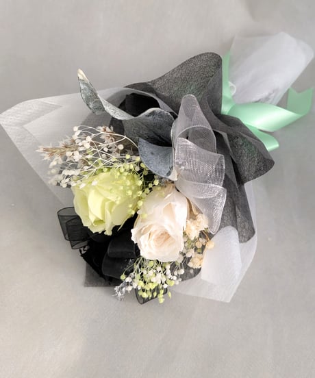 プリザーブドフラワー／花束ボックス／3色のミニ薔薇と小花のミニ花束 パステルグリーン☆光彩陸離