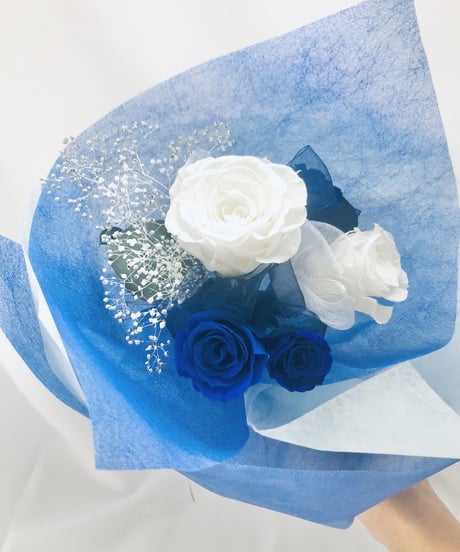プリザーブドフラワー青と白薔薇のふんわり花束