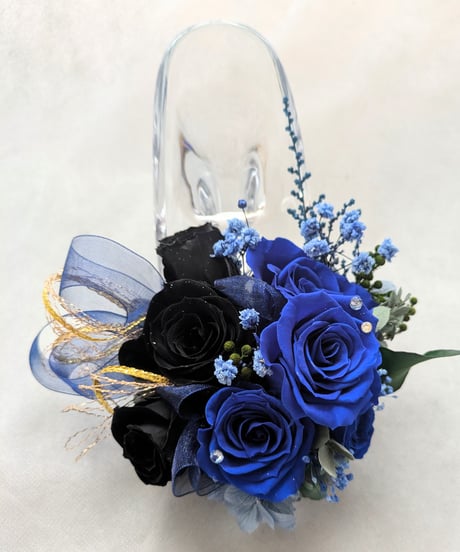 プリザーブドフラワーガラスの靴アレンジ／青い薔薇と黒薔薇の魔法にかかる靴