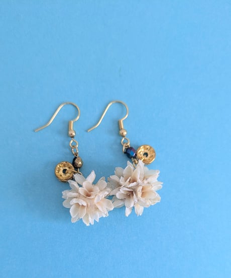 自然素材アクセサリー／お花のような木の実フラワーコーンのピアス／抜け感可愛い／イヤリングに変更可金属アレルギー対応（天然素材アクセサリー両耳用）