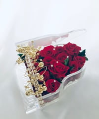 【プリザーブドフラワー／グランドピアノシリーズ】熱い情熱は心に秘めて。美しく咲き誇る赤い薔薇のエレガンス