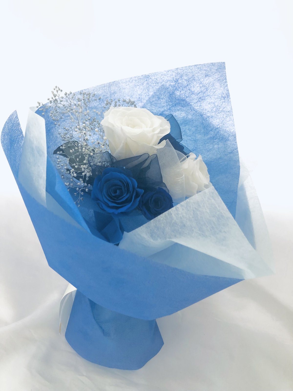 プリザーブドフラワー青と白薔薇のふんわり花束 | 世都華