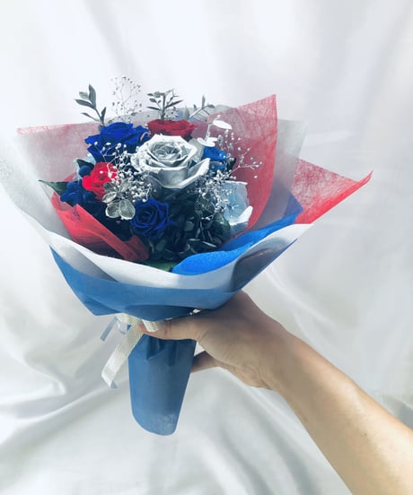 プリザーブドフラワー青と赤い薔薇にシルバーローズの魔法の枯れない花束【リボンラッピング付き】