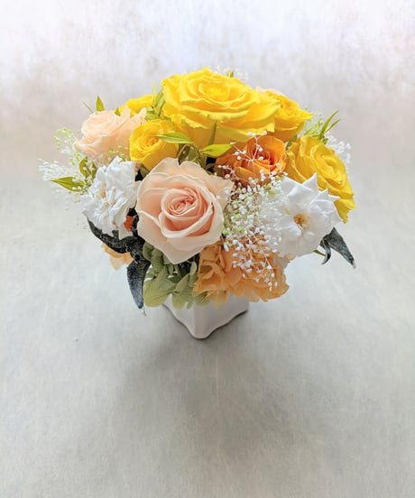 プリザーブドフラワー/レモンイエローとオレンジ、白の薔薇とかすみ草アレンジ（フラワーケースリボンラッピングつき）