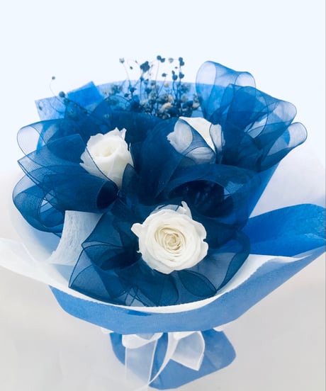 プリザーブドフラワー/白いミニ薔薇3輪とたっぷりブルーオーガンジーリボンのふんわり花束（花束ラッピング）