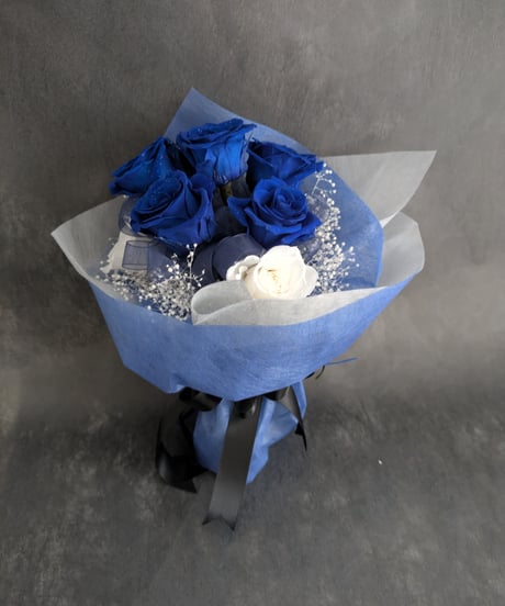 プリザーブドフラワー／青い薔薇と白い薔薇輪のふんわりかすみ草の花束（青グレー花束ラッピング）
