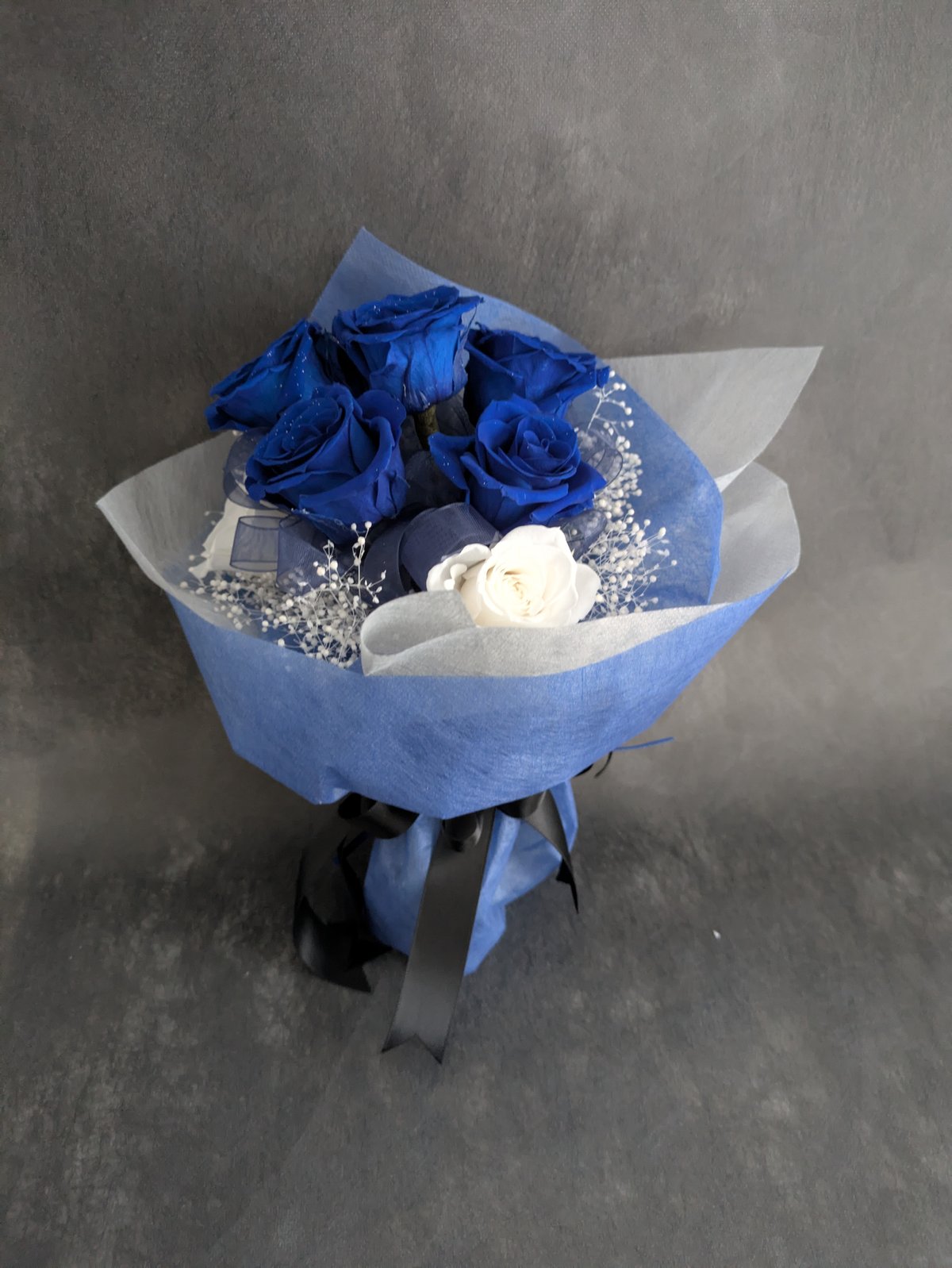 プリザーブドフラワー／青い薔薇6輪白い薔薇3輪と白いかすみ草の花束