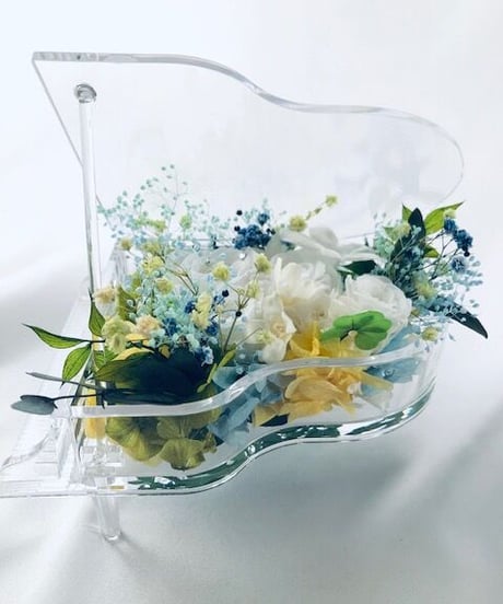 【プリザーブドフラワー／グランドピアノシリーズ】白い花たちのピュアな輝きに小花をそえて【フラワーケース付き】