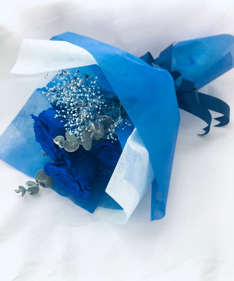 プリザーブドフラワー大輪の青い薔薇とミニ薔薇とかすみ草のふんわり花束8本タイプ（花束ラッピング）