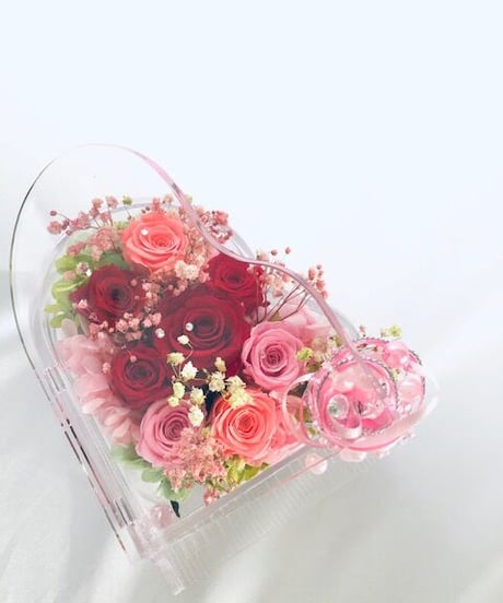 【プリザーブドフラワー／グランドピアノシリーズ】赤い薔薇の情熱を讃えて、透明のピアノが奏でる美しい旋律