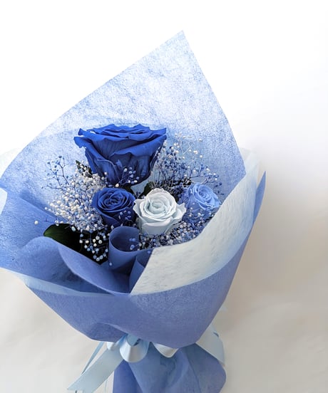 青い薔薇とミニ薔薇とかすみ草のふんわり花束（プリザーブドフラワー）