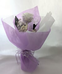 【プリザーブドフラワー／大輪の白薔薇と白とパープルかすみ草のふんわり一輪ラッピング】