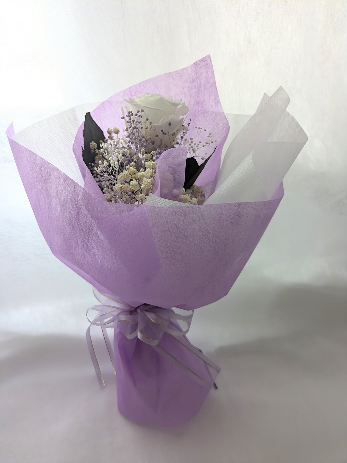 プリザーブドフラワー／大輪の白薔薇と白とパープルかすみ草のふんわり