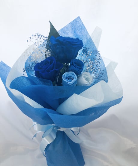 プリザーブドフラワー/大輪ブルーローズとミニ薔薇とかすみ草のふんわり花束（花束ラッピング）