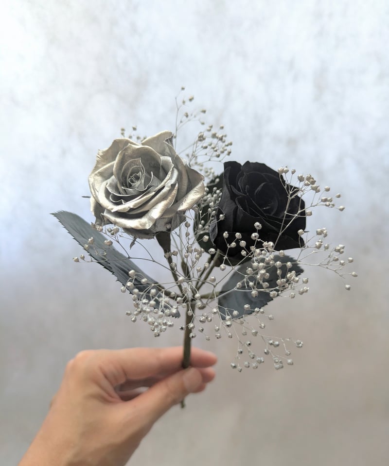 プリザーブドフラワー黒薔薇とシルバーローズの花束ギフト／黒薔薇の