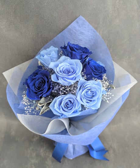 プリザーブドフラワー青い薔薇と水色の薔薇11本とかすみ草の花束／奇跡．神の祝福．夢かなう