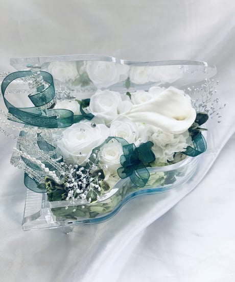 【プリザーブドフラワーピアノアレンジ】白い花の清らかさと研ぎ澄まされた音色（フラワーケースリボンラッピング付き）