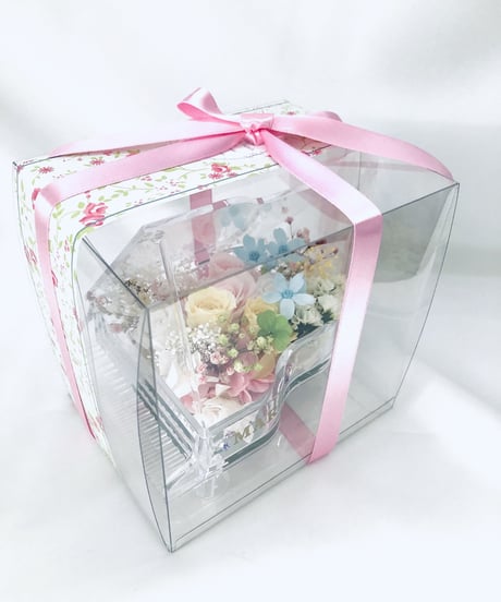 【プリザーブドフラワー／グランドピアノシリーズ】淡い色した花たちのピュアな輝きに四ツ葉のクローバーをそえて【フラワーケース付き】
