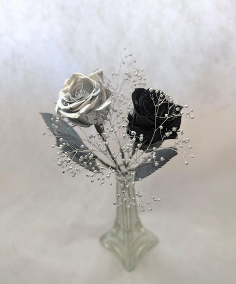 プリザーブドフラワー黒薔薇とシルバーローズの花束ギフト／黒薔薇の魔法発動中