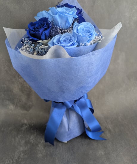 プリザーブドフラワー青い薔薇と水色の薔薇11本とかすみ草の花束／奇跡．神の祝福．夢かなう
