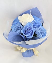 プリザーブドフラワ／空色に染まったブルーローズと白い薔薇の10輪花束／コンパクトサイズ