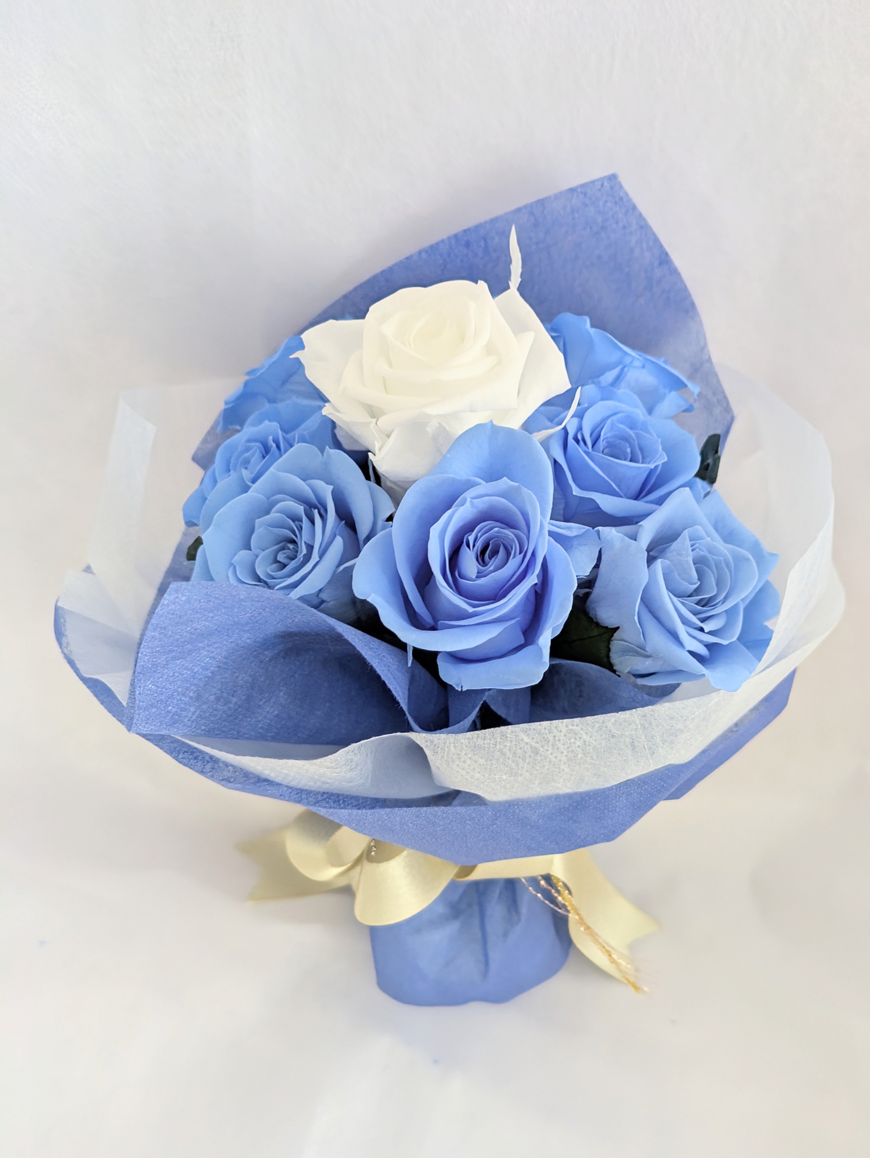 プリザーブドフラワ／空色に染まったブルーローズと白い薔薇の10輪花束