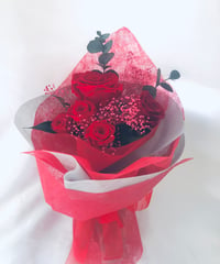 プリザーブドフラワー赤い薔薇5輪のふんわり花束（花束ラッピング）