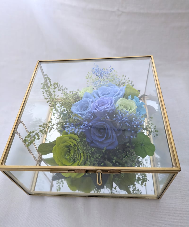 透明な宝石箱には緑とブルーローズの癒しの世界／プリザーブドフラワー