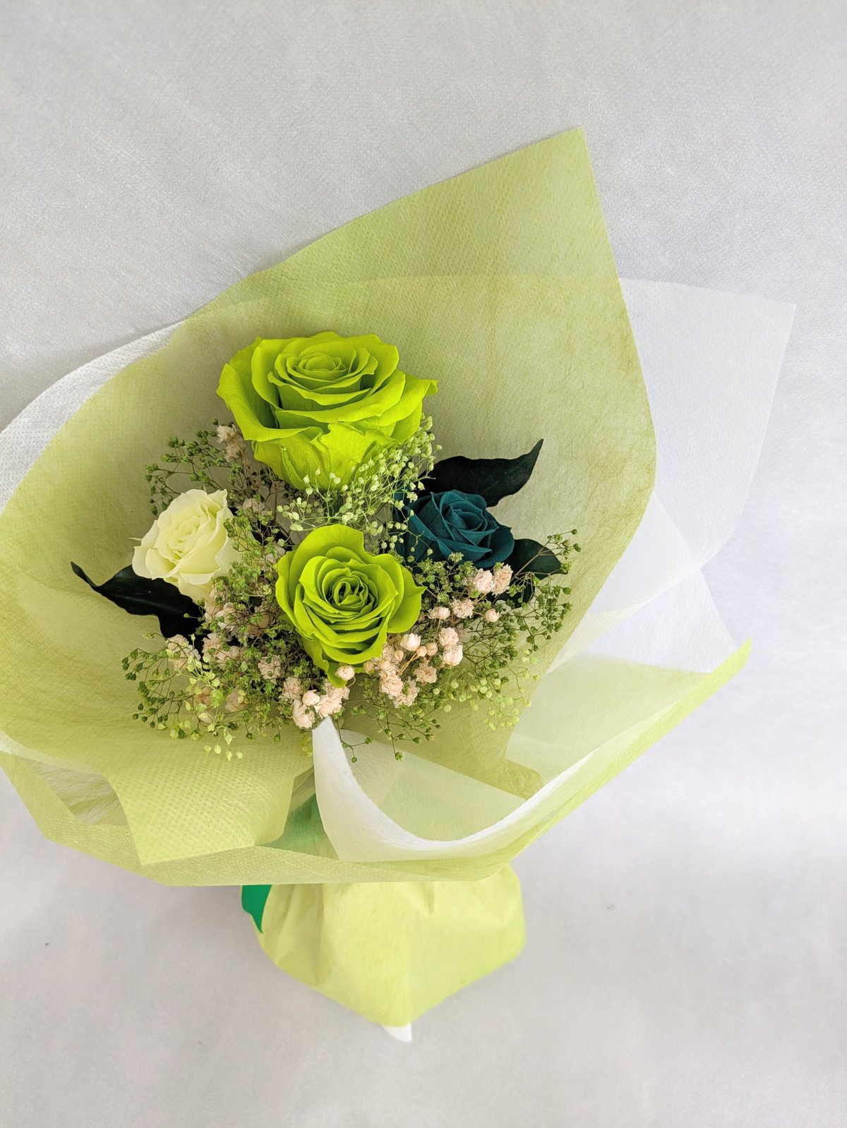 大輪グリーンローズと3色の薔薇とかすみ草のふんわり花束