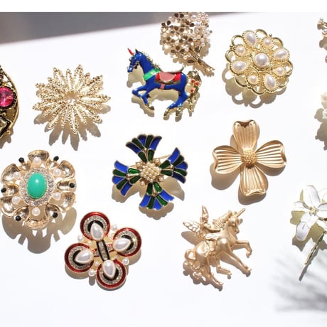 Gold bouquet brooch