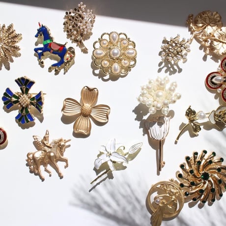 Gold waffle Pearl brooch