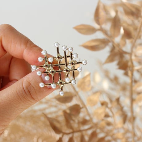 Gold waffle Pearl brooch