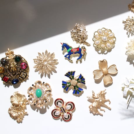 Gold flower brooch