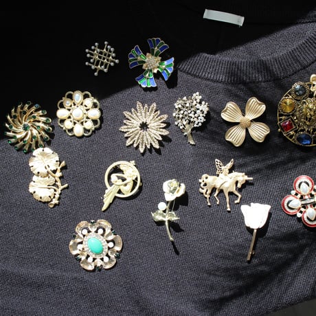 Mat gold brooch