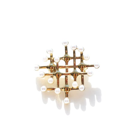 Gold waffle Pearl brooch
