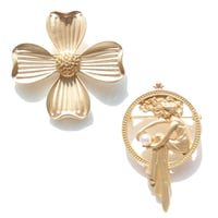 Mat gold brooch