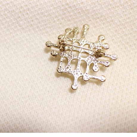 Gold waffle Pearl brooch