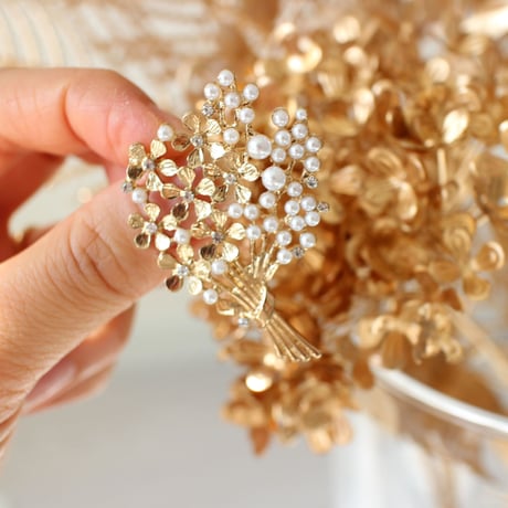 Gold bouquet brooch