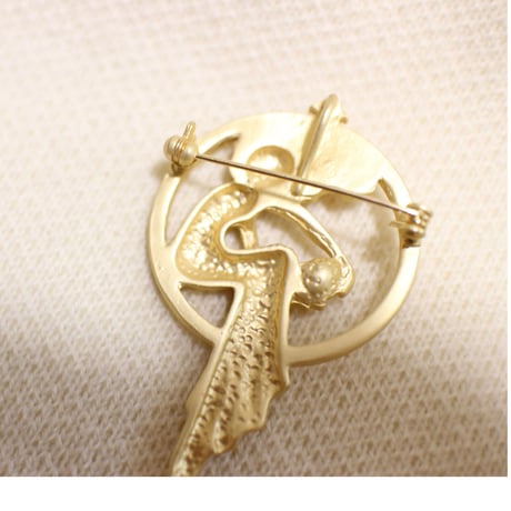 Mat gold brooch